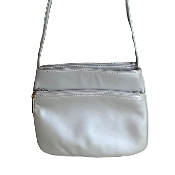 GIANI BERNINI LEATHER CROSSBODY SOFT SILVERY GRAY COLOR - SLEEK MINIMALIST STYLE - Picture 6 of 6